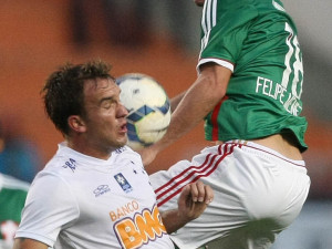 Com Willian Farias em campo, Cruzeiro vence e segue absoluto no Brasileirão