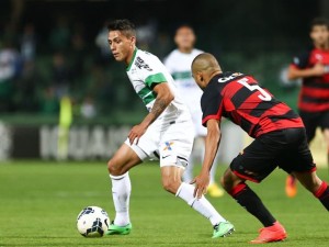 Dudu Figueiredo marca e ajuda Coritiba a vencer no Couto Pereira