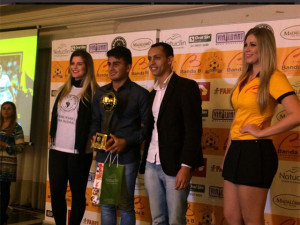 Rafhael Lucas recebe premiação do Campeonato Paranaense
