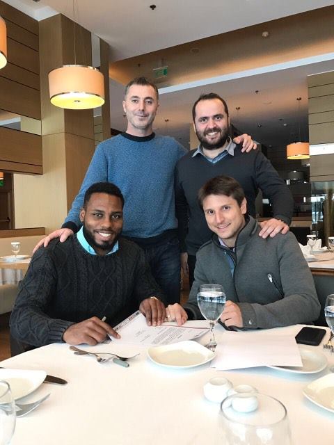 luccas-claro-assinatura-contrato